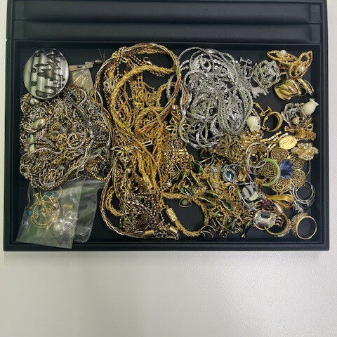 大量のメッキアクセサリーをお買取りさせて頂きました