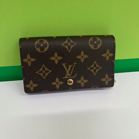 👜✨ こんにちは！本日は、ルイヴィトンのモノグラム長財布の買