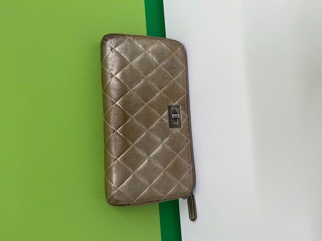 シャネルのラウンドファスナー長財布