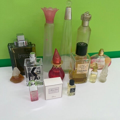 Diorの香水を含む14本